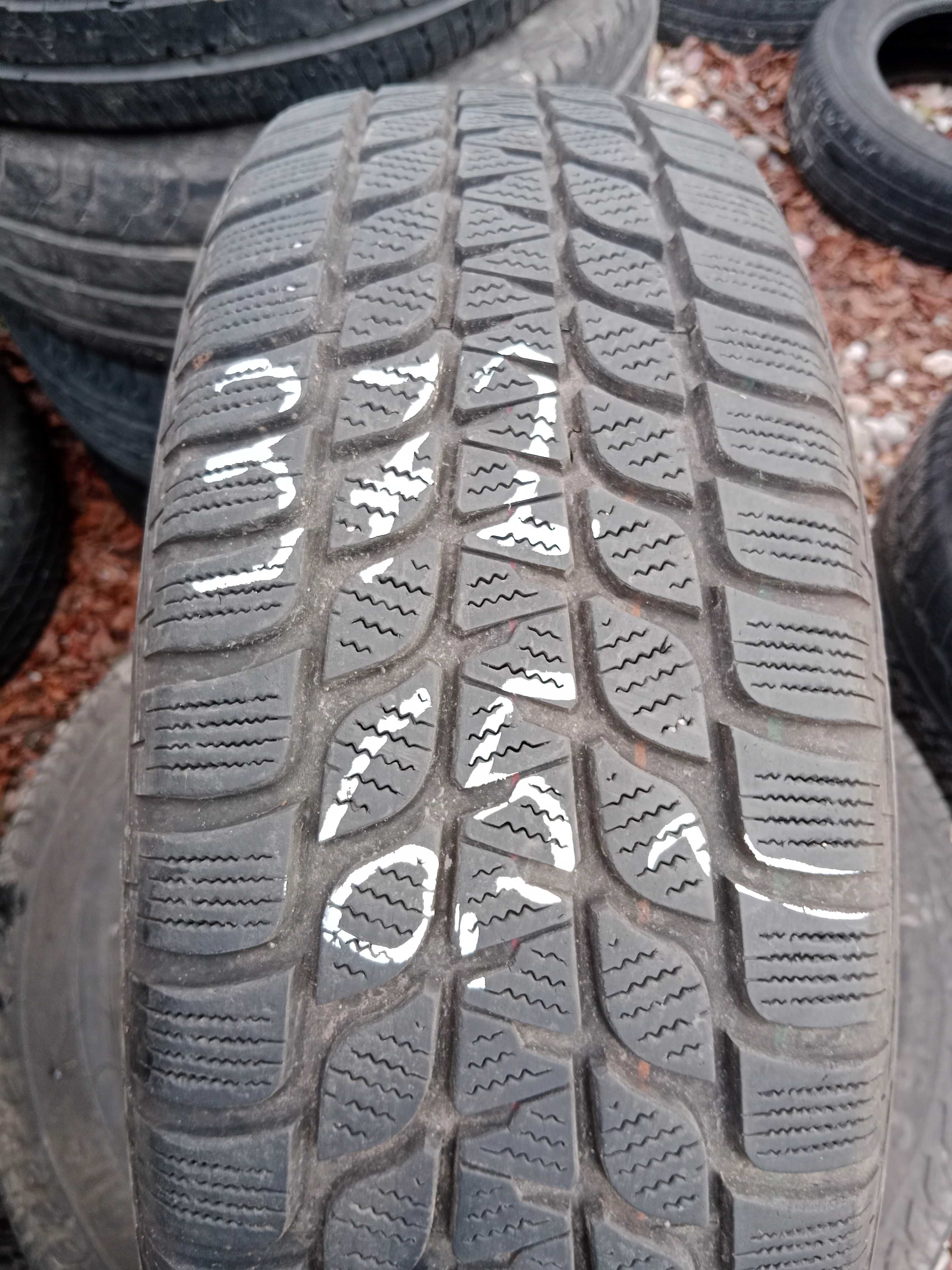 Opona używana zimowa 195/65R15 Bridgestone Blizzak LM-25 1szt.