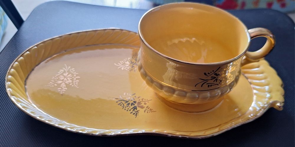 Chávena Almoçadeira e Travessa Raúl da Bernarda Alcobaça amarelo ouro
