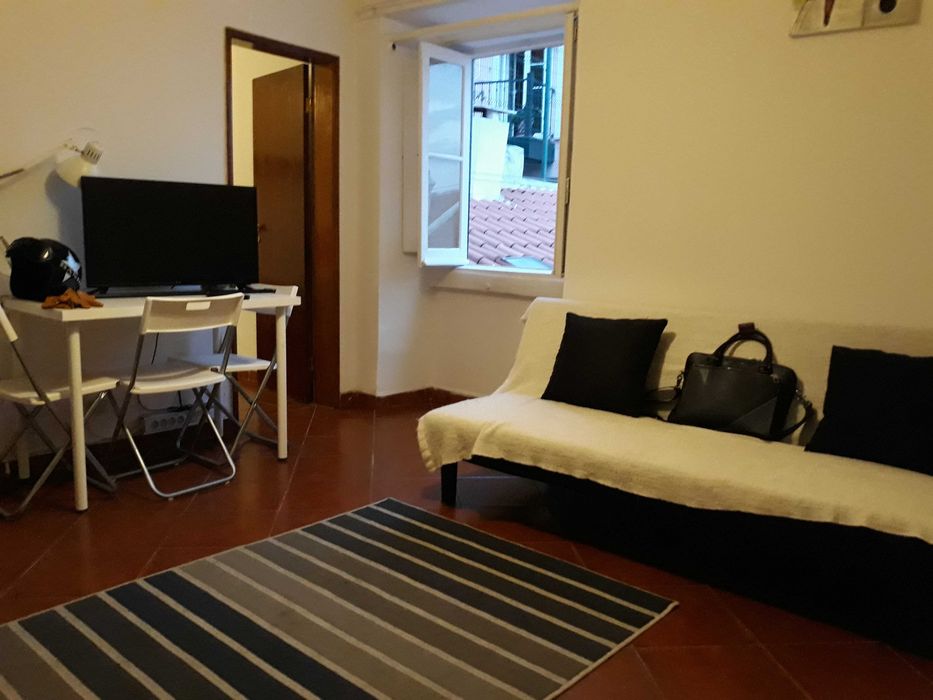 Quarto CASAL, num T2 CENTRO Lisboa. Metro Chiado Ler texto.