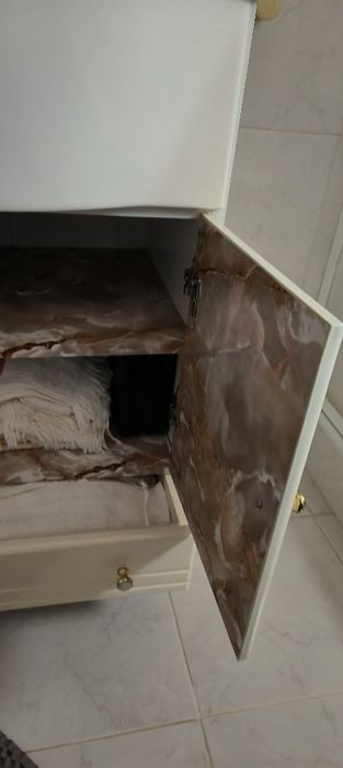 Móvel antigo casa de banho