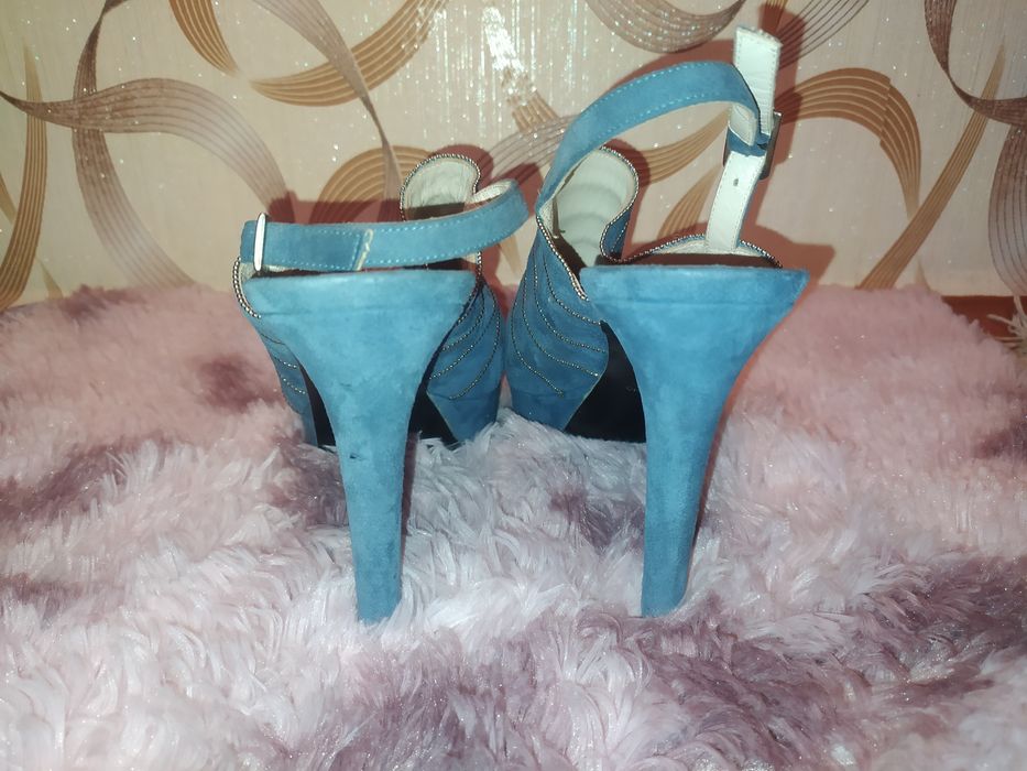 Босоніжки з натуральної замші(блідо-блакитного кольору)