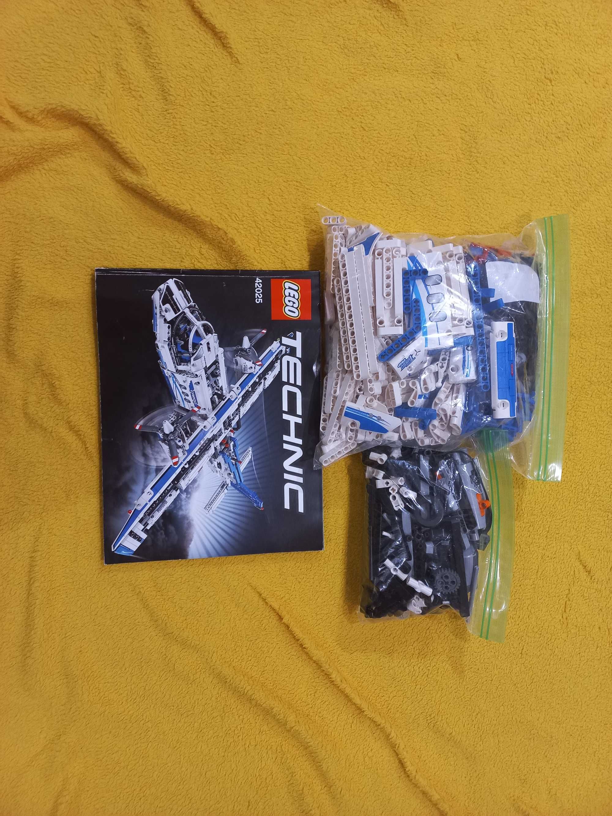 Lego Technic Cargo Plane 42025