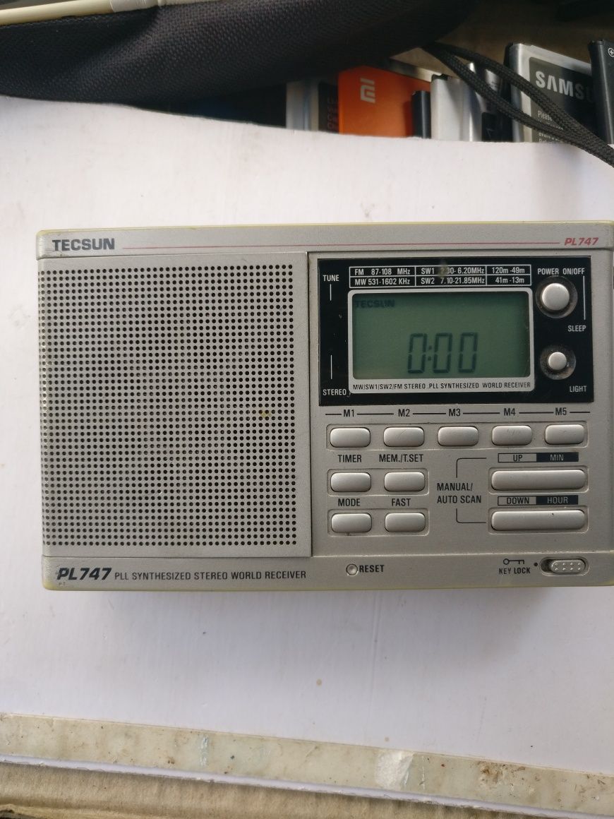 Радио приймач TECSUN PL747. Робочiй.