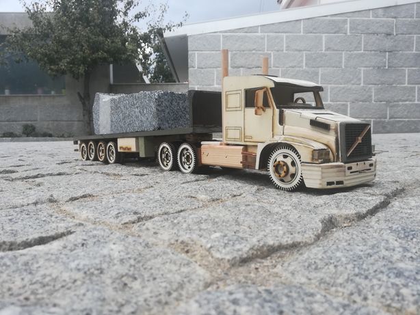 Camiões em madeira