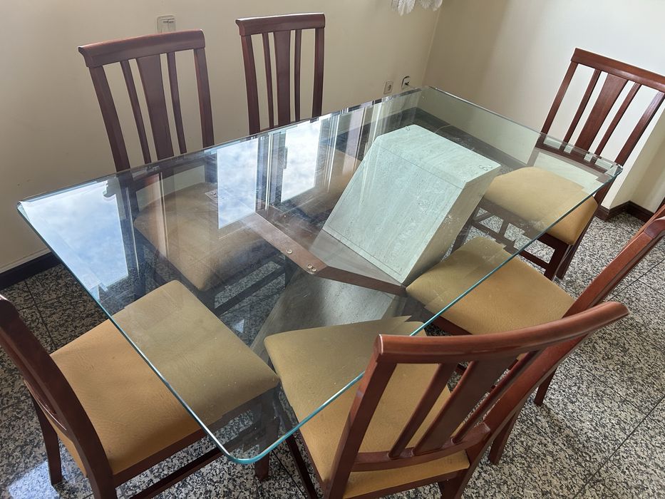 Mesa com 6 cadeiras