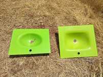 Lavatório de vidro verde para venda.