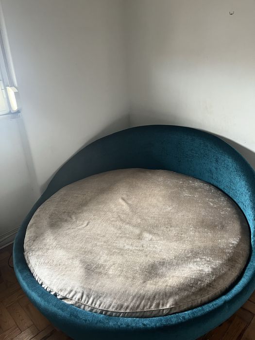 Sofá Redondo em Veludo Verde-Petróleo — Confortável e Elegante