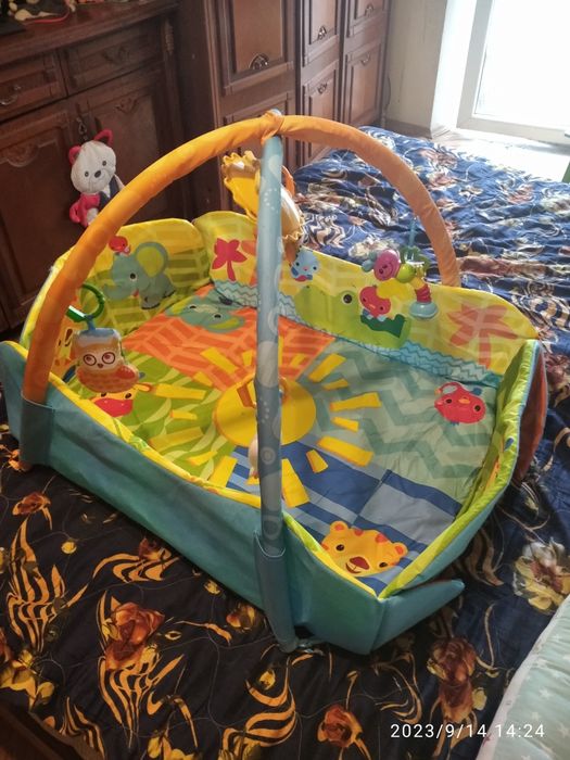 Килимок для немовлят з бортиками і брязкальцями