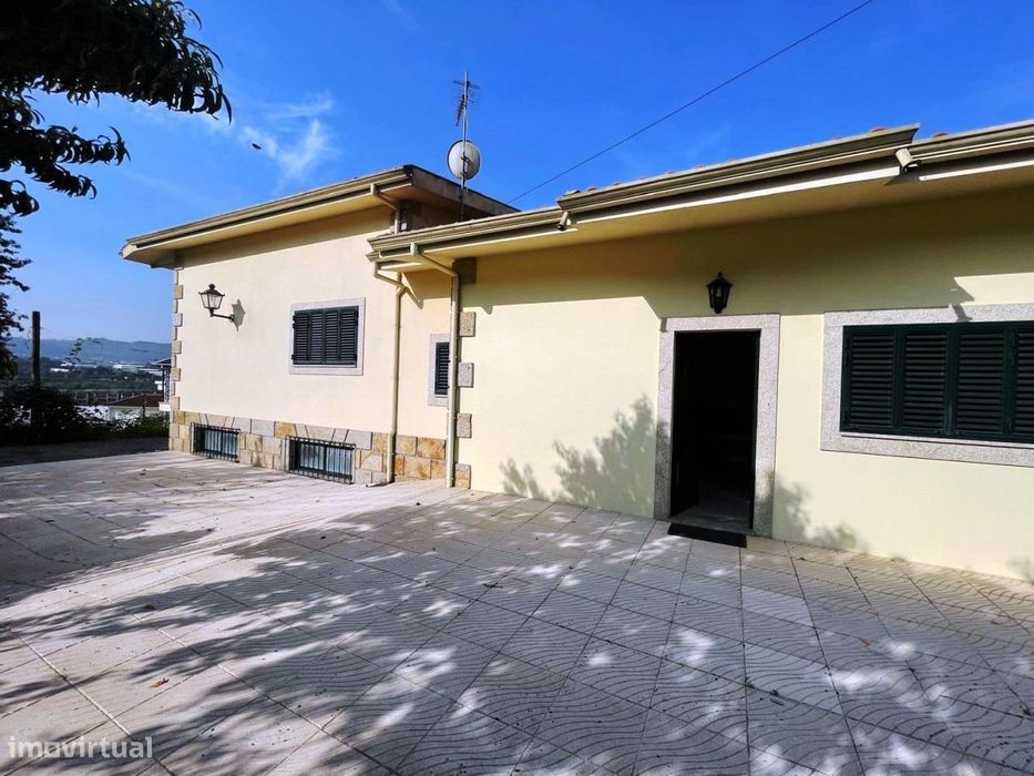 Moradia V4 com Anexo em Pedra e Terreno de 4.700 m² – Espaço e Pot