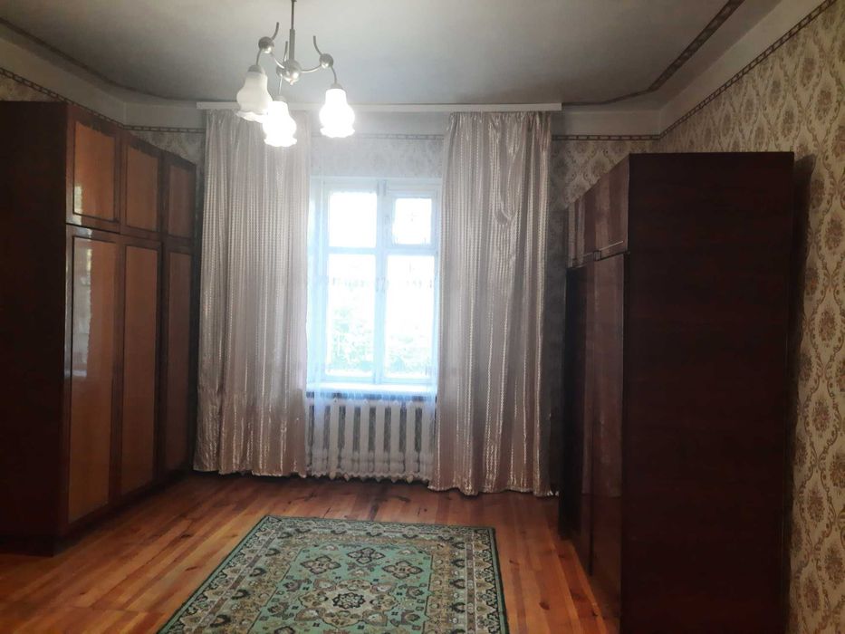 Продаж частини будинку з окремим двором,землею та зручностями.