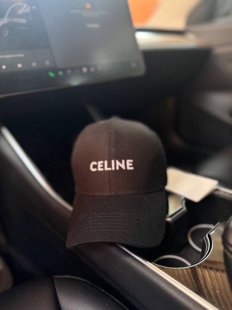 Кепка від Celine