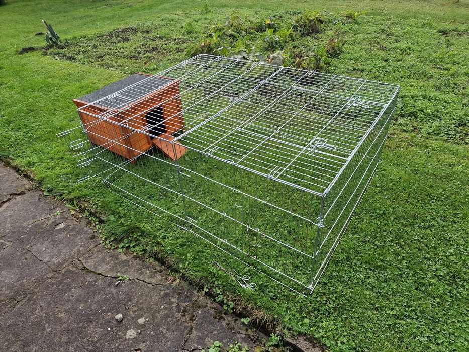 klatka dla małych zwierząt z domkiem na zewnątrz