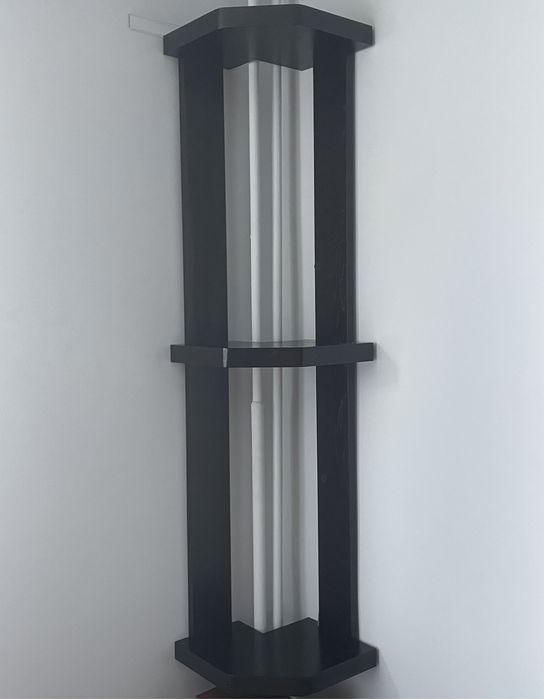 Półka narożna z drewna