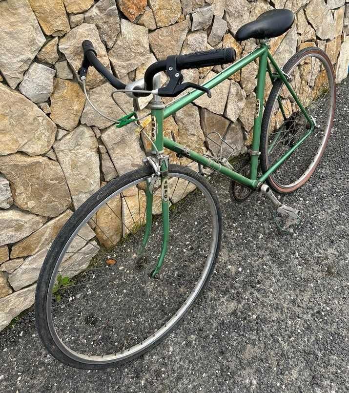 Bicicleta antiga para restauro, operacional