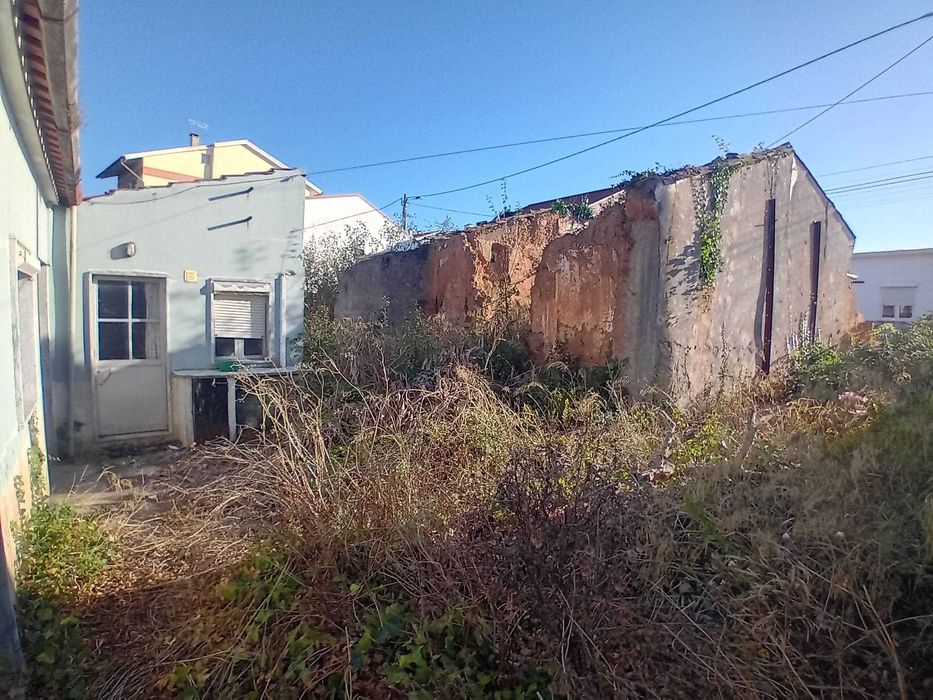 2 moradias mais 900m2 de terreno em São Martinho do Bispo