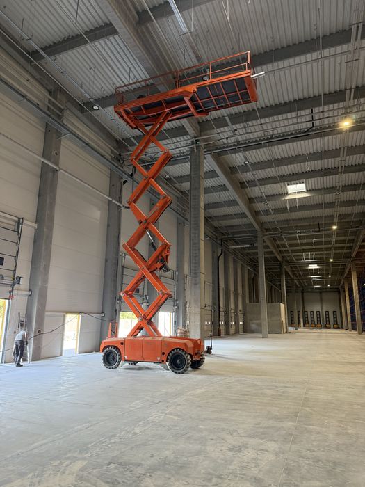 Оренда підйомника (ножничний підйомник) (оренда автовишки Пекканіска)