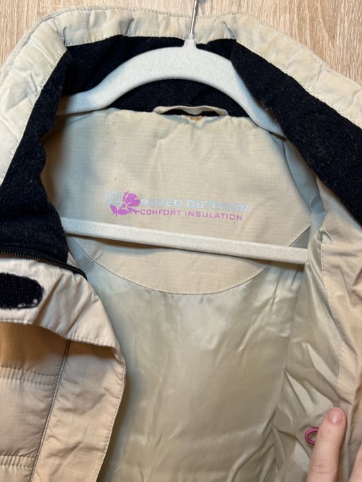 Куртка бежевого кольору