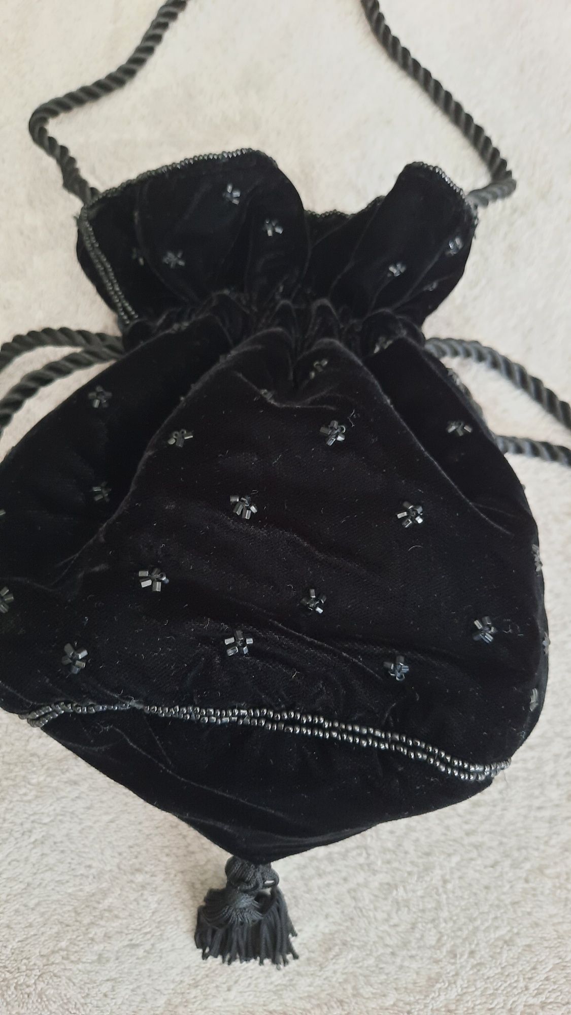Bolsa de veludo e missangas