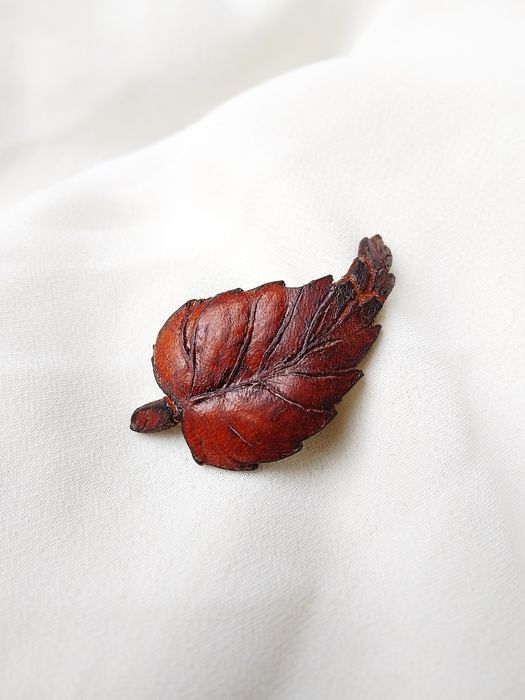 Broszka listek skórzany hand made cepelia PRL