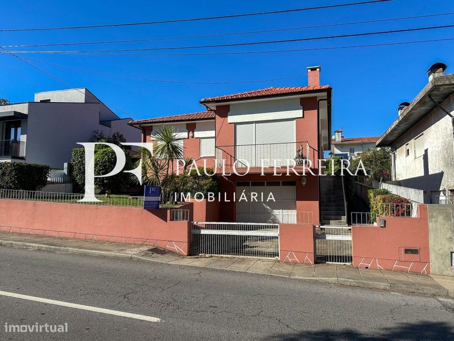 Moradia T3+1 junto ao centro de Famalicão