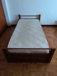 Duas camas individuais com estrado e colchão 183x88cm