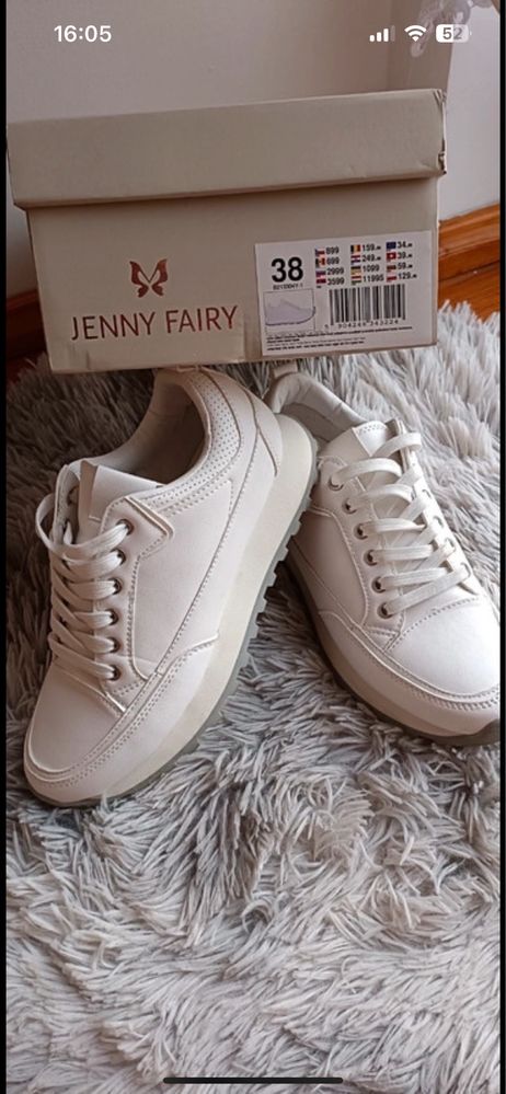 Białe adidasy CCC ubrane raz Jenny Fairy