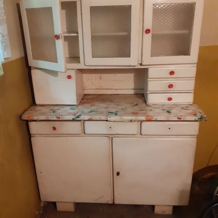 Kredens plus stół drewniany z lat 70 tych.