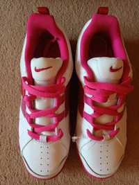 Nowe buty Nike w rozmiarze 37,5