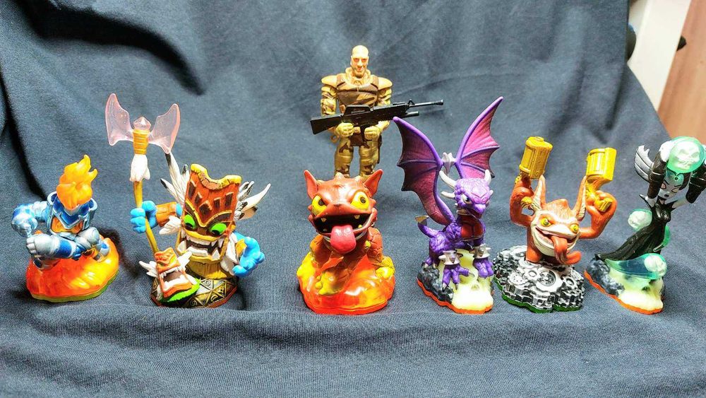 Лот фигурок из игры Skylanders плюс бонус.