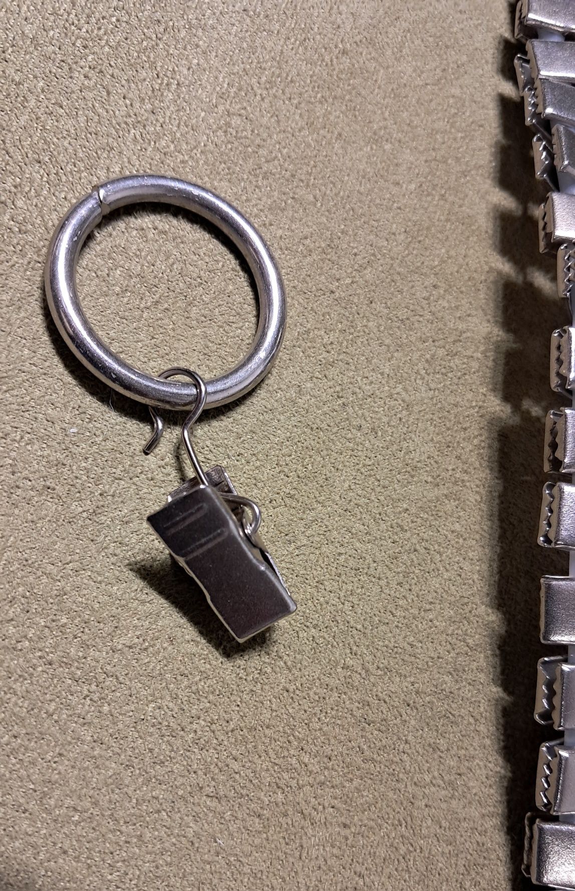 Metalowe kółka z żabkami na karnisz