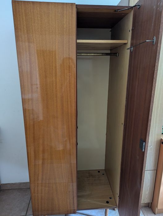 Szafa  wys 190 cm - z półką wewnątrz i drążkiem