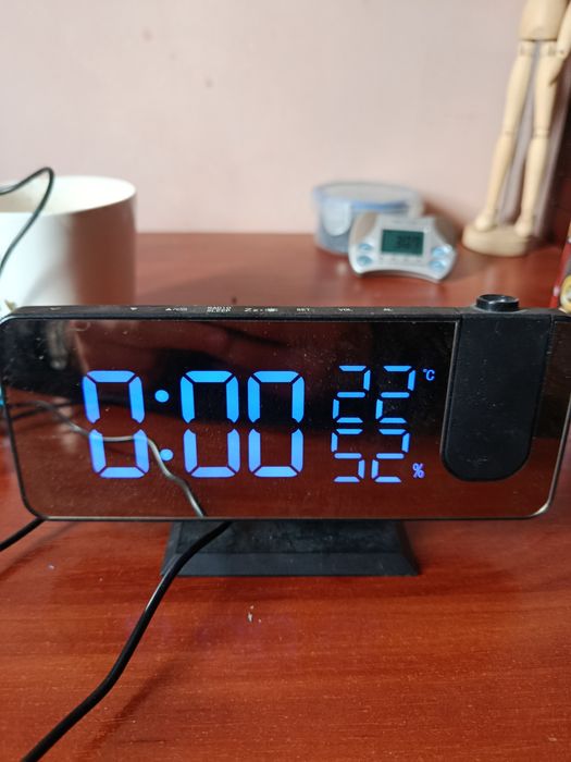 Часы с проектором