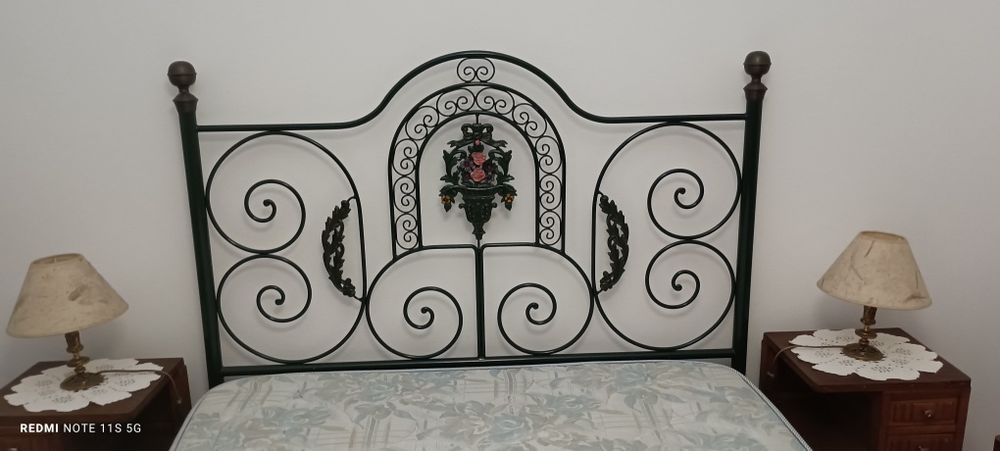Cama de ferro, estilo antigo, com colchão,. Medidas:  1,90m x 1,40m