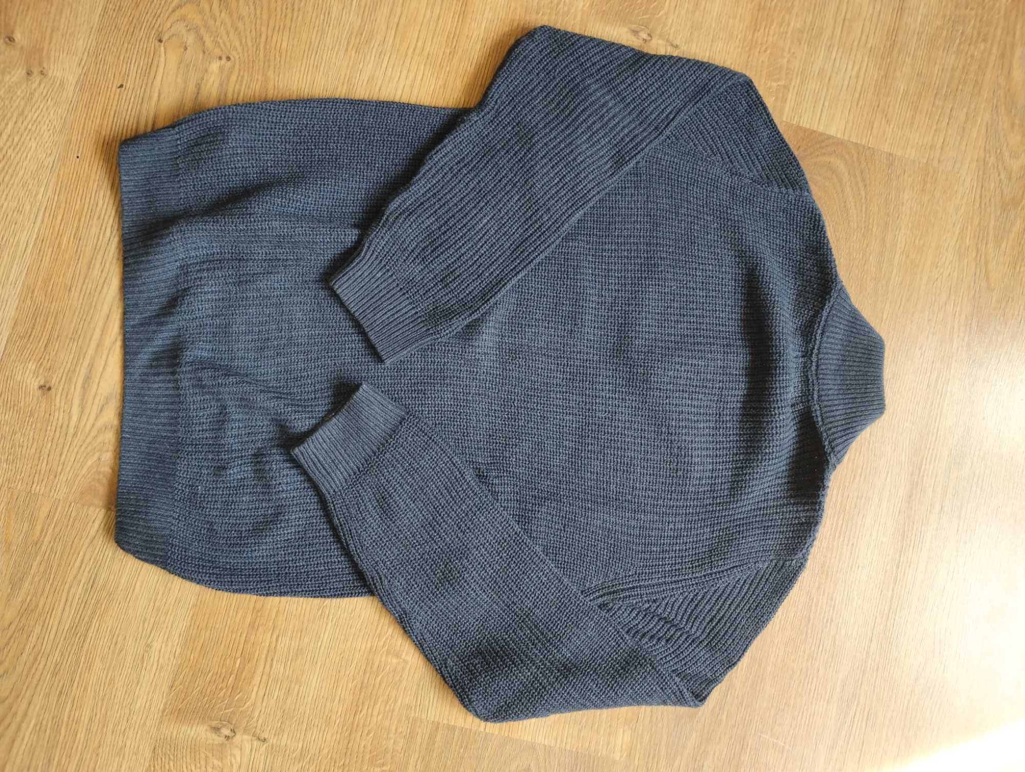Granatowy sweter dla chłopca
