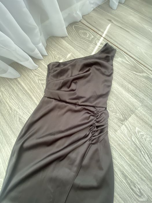 Чарна атласна максі сукня