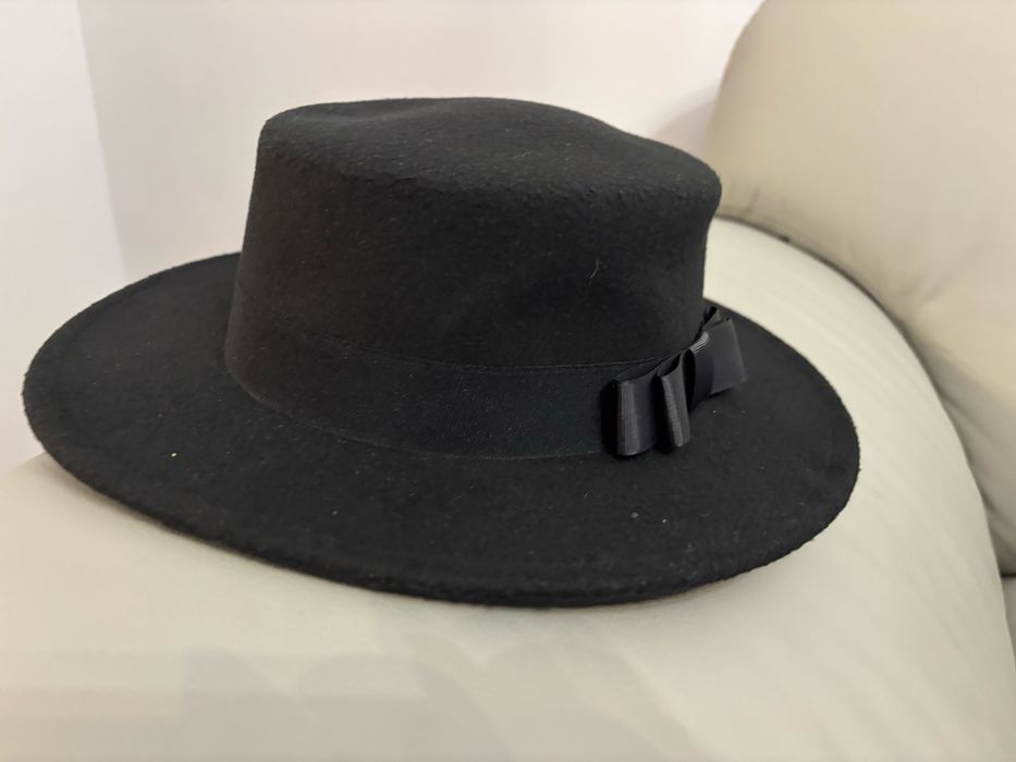 Фетровий жіночий капелюх