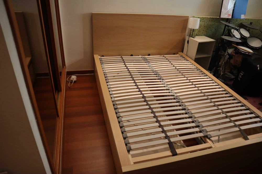 Cama de casal MALM (IKEA) com 4/gavetas bem conservada
