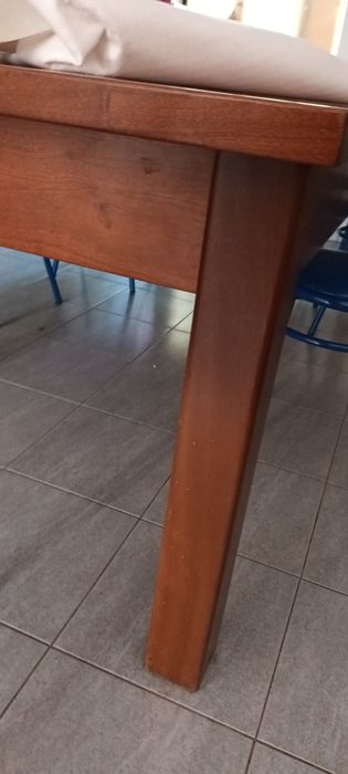 Mesa de madeira maciça (2.50 x 1.20) com lugar para até 10 pessoas