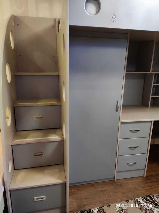 Ліжко-горище з шафою і столом