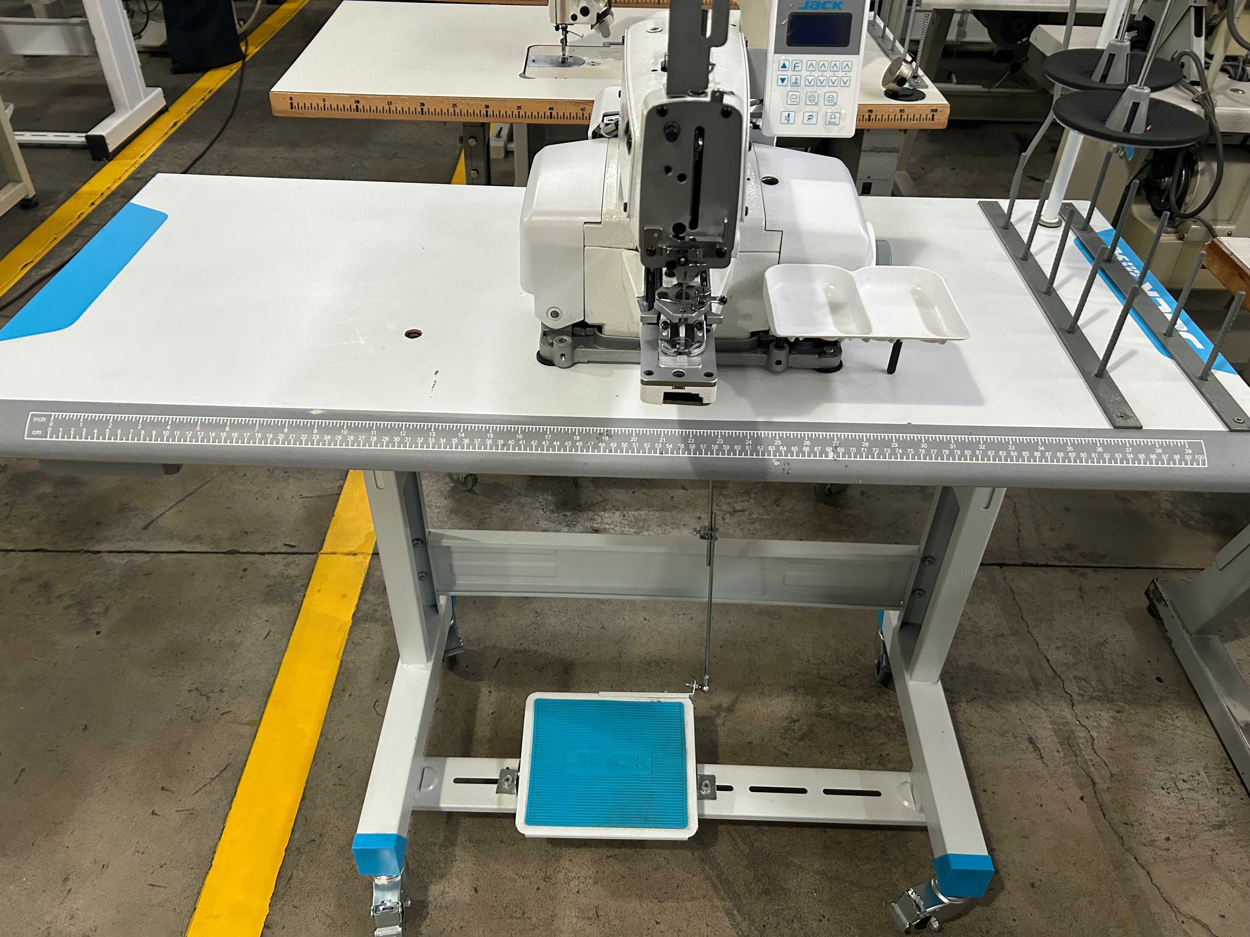 Máquina de pregar botões industrial JACK AHE59