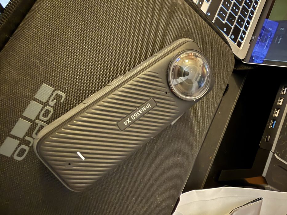 Camera Insta 360 X4