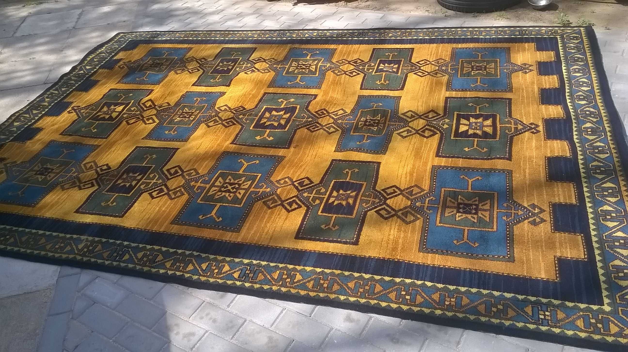 Piękny dywan z wełny dziewiczej