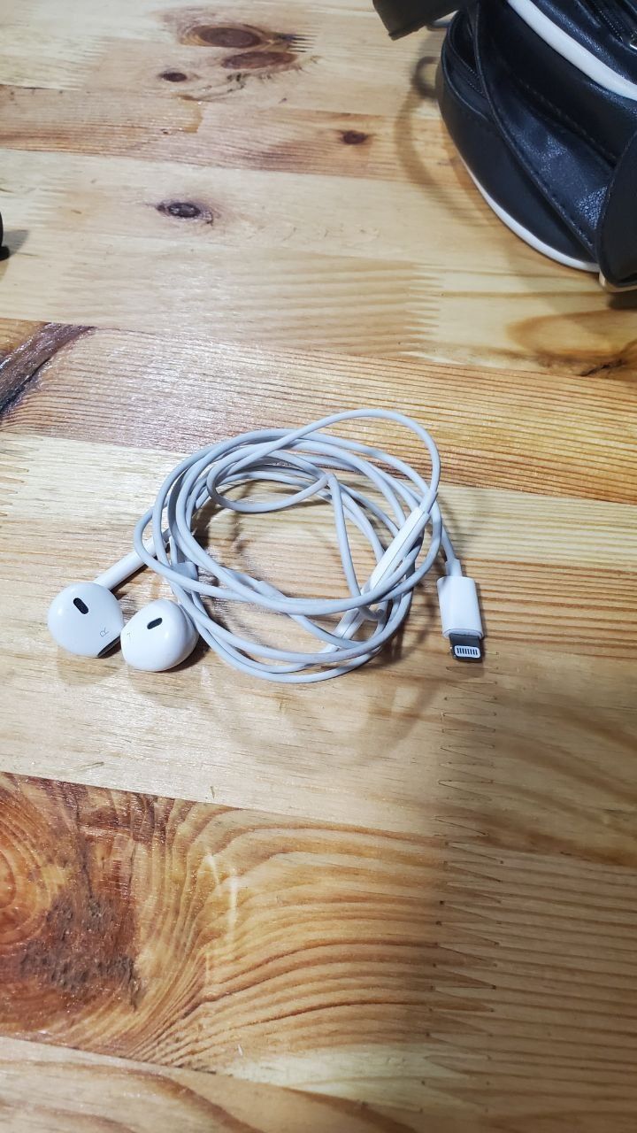 Продам  Apple EarPods lightning