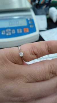 Anel de noivado com um verdadeiro diamante
