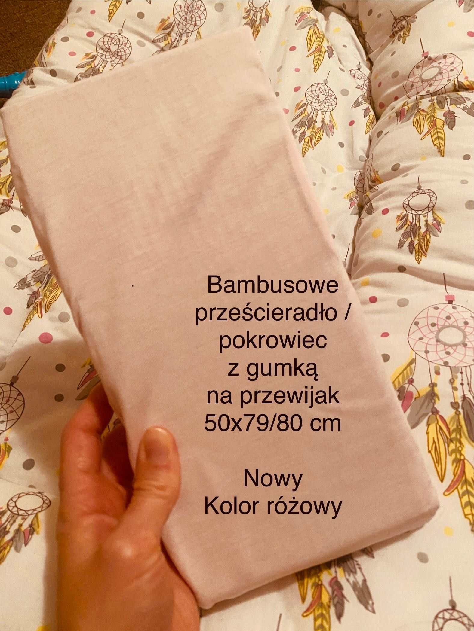 akcesoria dla niemowląt. Śliniak, prześcieradło na przewijak, kocyk