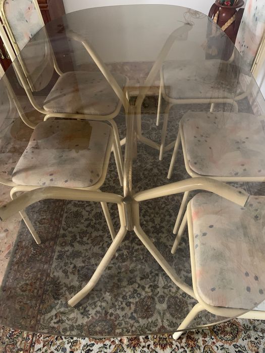 Mesa vidro e 6 cadeiras bom estado