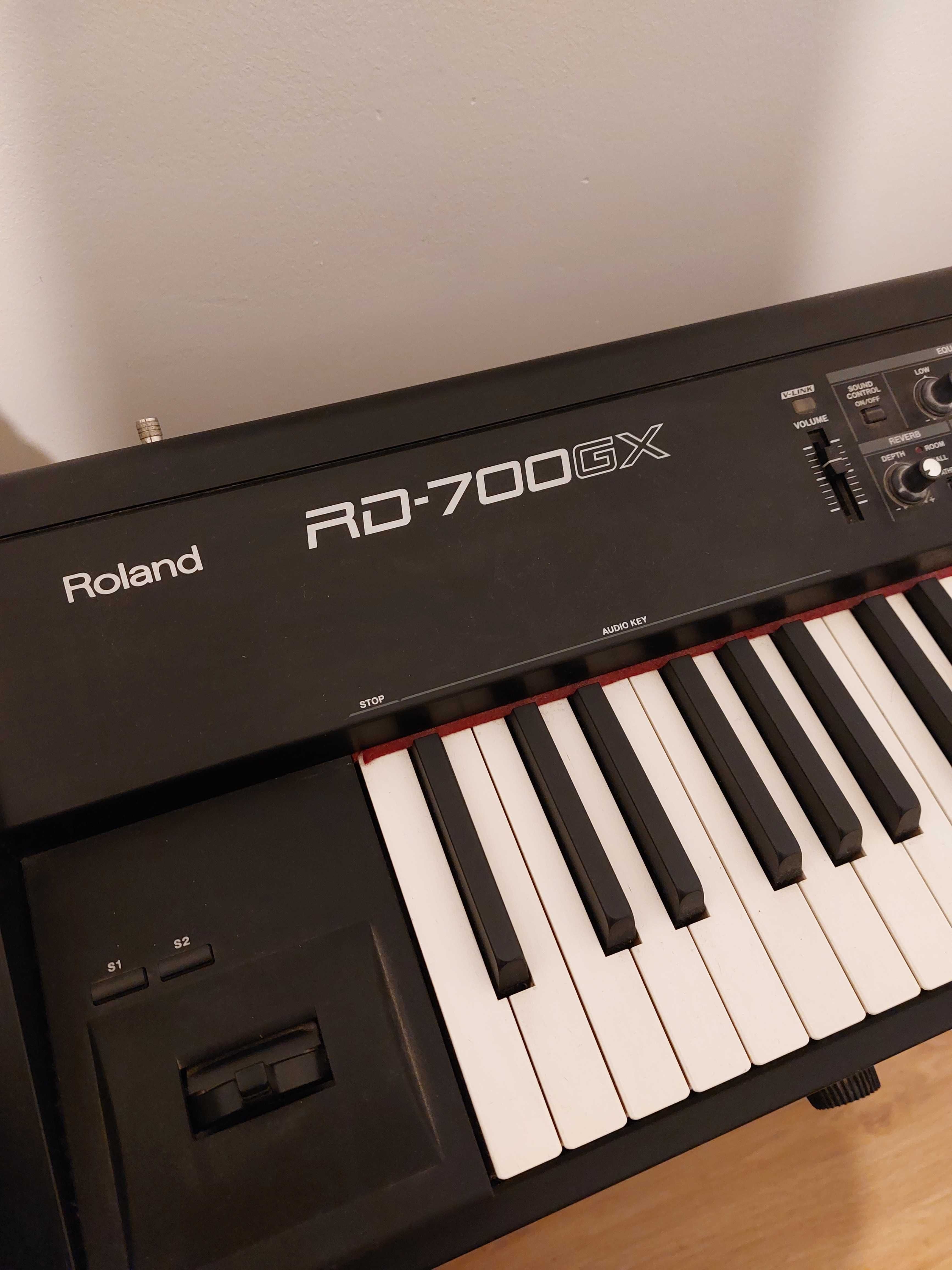 Roland 700GX com colunas, tripé