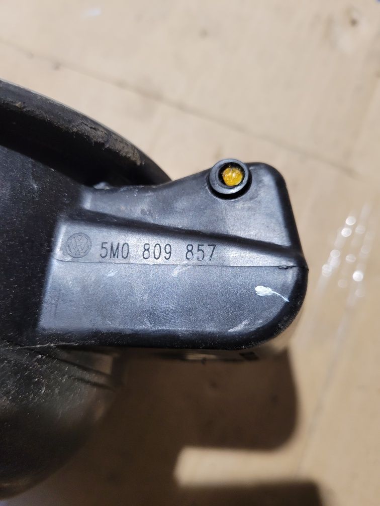 Klapka wlewu paliwa vw golf VI plus 2012r kod lakieru LR7L
