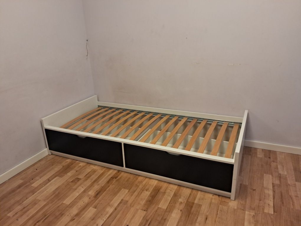Białe łóżko pojedyncze IKEA z czarnymi szufladami 90x200 cm