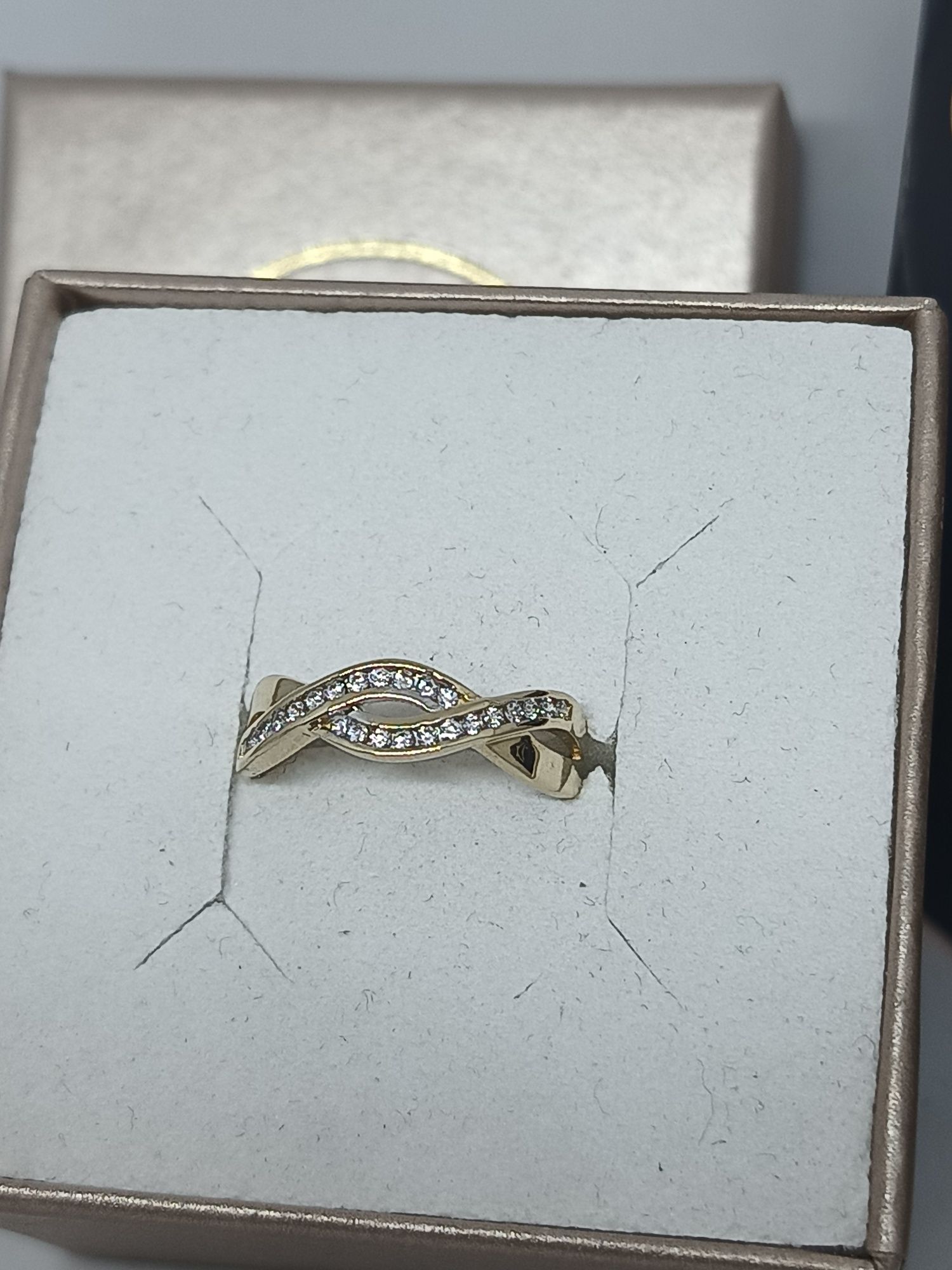 Śliczny delikatny złoty pierścionek z cyrkoniami żółte złoto pr 585